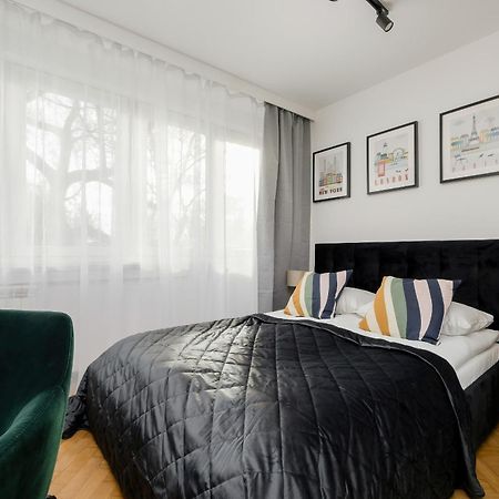 Modern Black & Wooden Apartment Warsaw Near The Airport By Noclegi Renters Kültér fotó