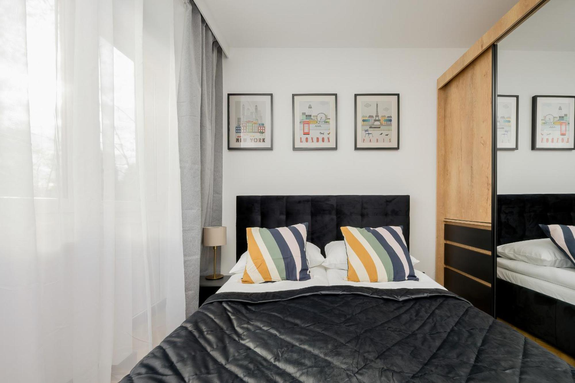 Modern Black & Wooden Apartment Warsaw Near The Airport By Noclegi Renters Kültér fotó