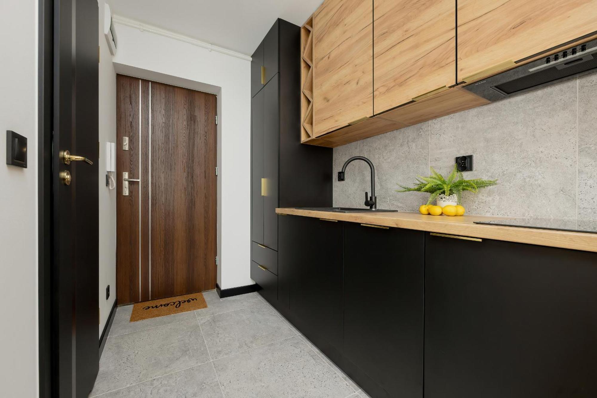 Modern Black & Wooden Apartment Warsaw Near The Airport By Noclegi Renters Kültér fotó