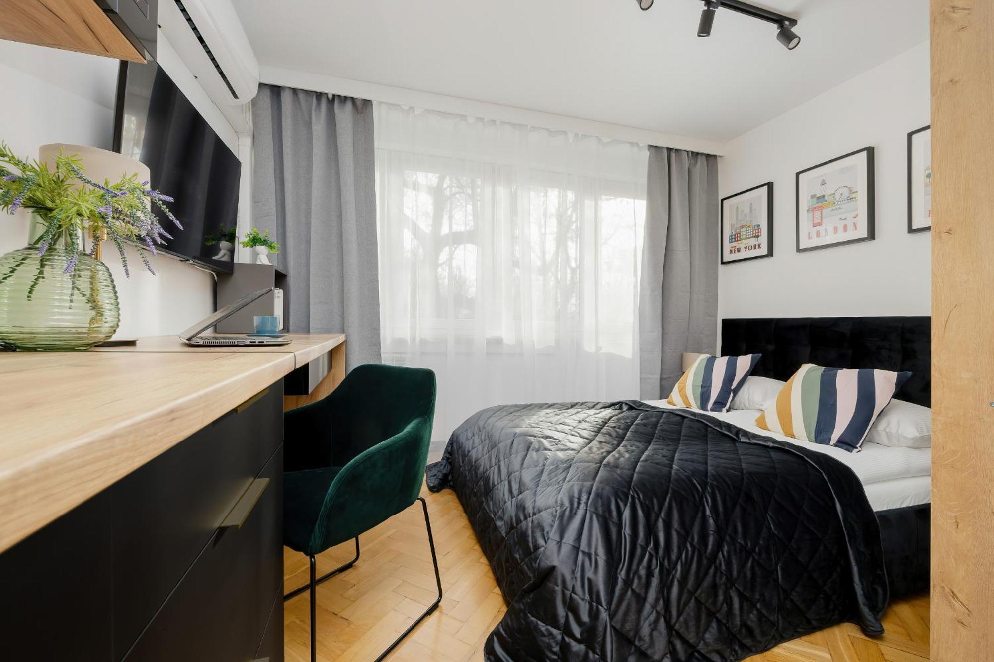 Modern Black & Wooden Apartment Warsaw Near The Airport By Noclegi Renters Kültér fotó