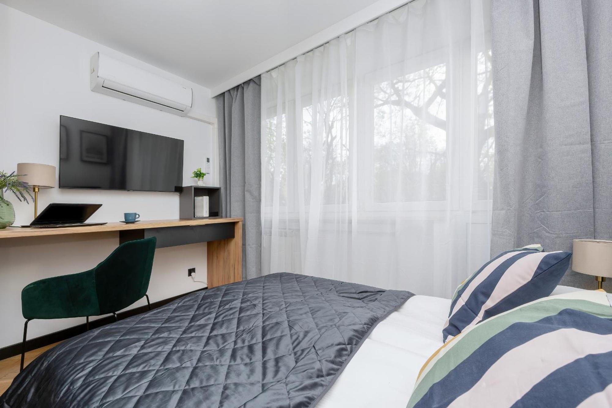Modern Black & Wooden Apartment Warsaw Near The Airport By Noclegi Renters Kültér fotó