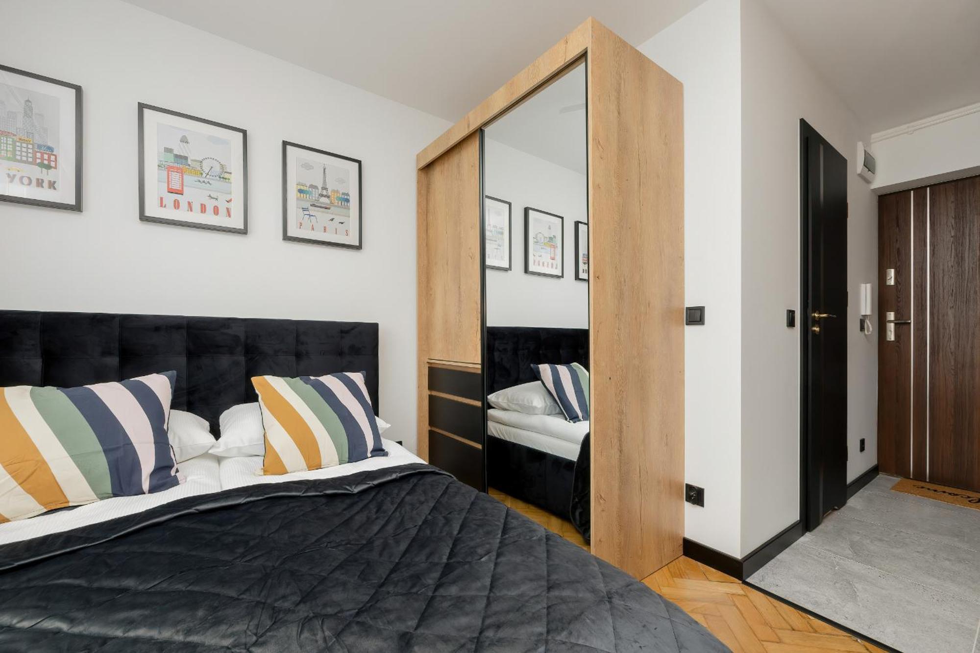 Modern Black & Wooden Apartment Warsaw Near The Airport By Noclegi Renters Kültér fotó