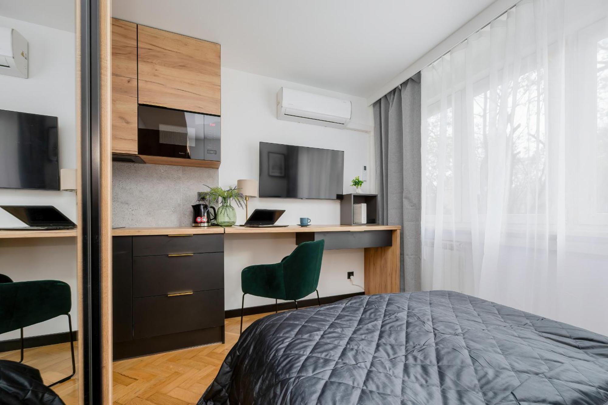 Modern Black & Wooden Apartment Warsaw Near The Airport By Noclegi Renters Kültér fotó